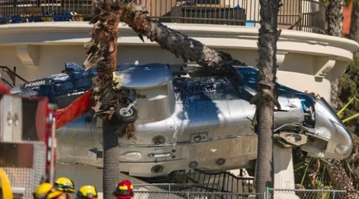Vídeo: helicóptero cai em praia nos EUA
