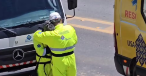 Vídeo: equipes de resgate choram após criança morrer em colisão entre caminhões
