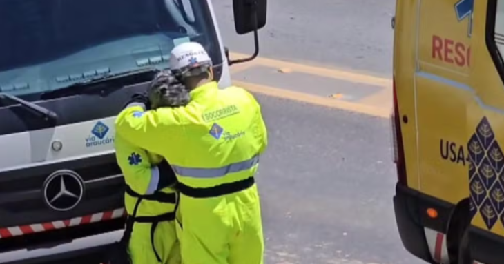 Vídeo: equipes de resgate choram após criança morrer em colisão entre caminhões