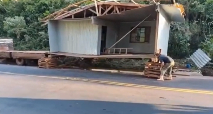 Vídeo: casa de madeira cai de caminhão e bloqueia pista