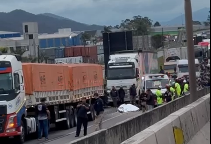 Vídeo: motociclista morre em colisão com carreta na BR-101