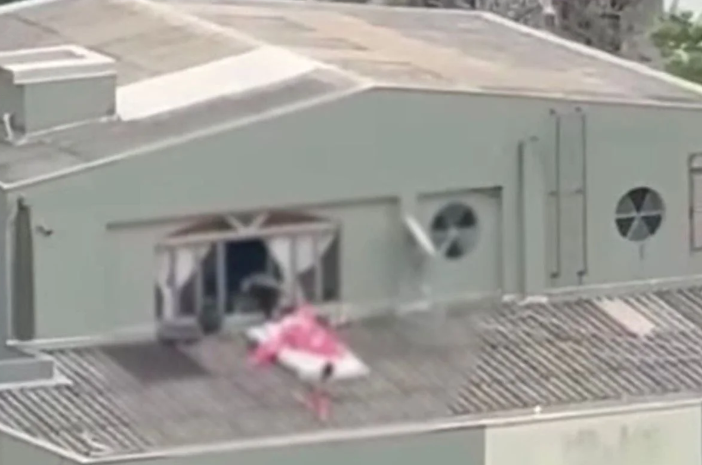 Vídeo: crianças são flagradas brincando com colchão em telhado