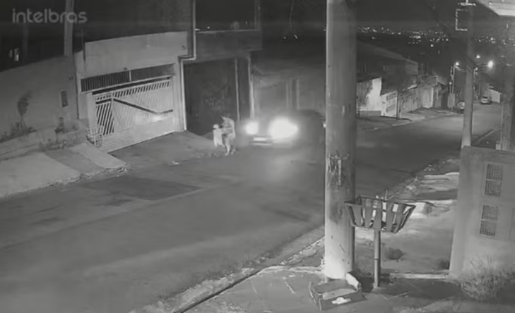 Vídeo: grávida é atropelada enquanto caminhava com criança