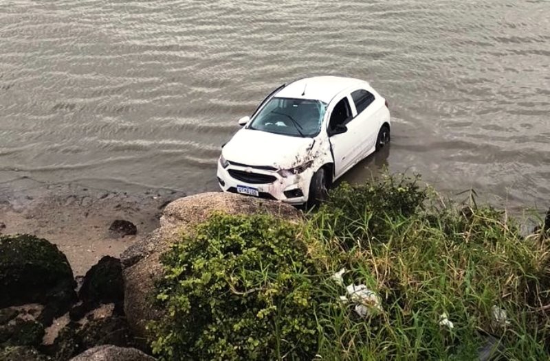 Carro vai parar no mar após sair do controle na Beira-Mar Norte