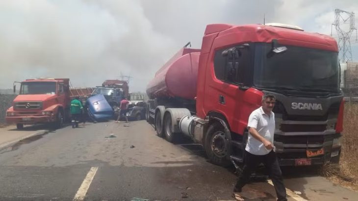 Vídeo: engavetamento entre caminhões e carros deixa 20 feridos