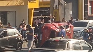 Vídeo: acidente com sete carros bloqueia entrada do Ingleses em Florianópolis