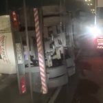 Vídeo: carreta tomba sobre ponte e interdita totalmente BR-101