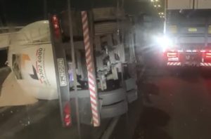 Vídeo: carreta tomba sobre ponte e interdita totalmente BR-101