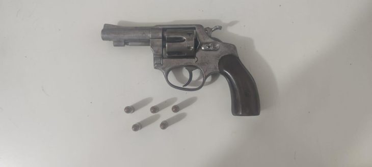 Denúncia de tiro leva PM a prender homem por posse de arma ilegal