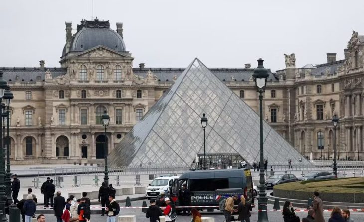 Museu do Louvre tem oito joias furtadas em plena luz do dia