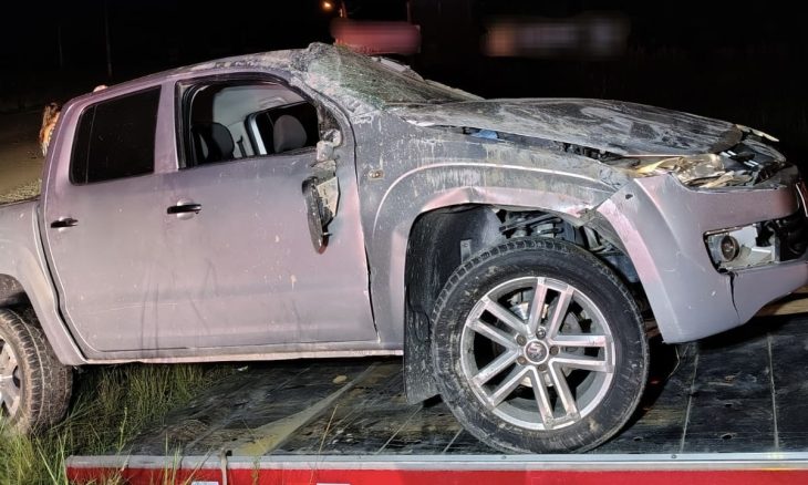 Pai e filha são encontrados abraçados após caminhonete capotar