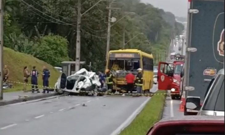 Vídeo: câmera registra colisão fatal entre três veículos