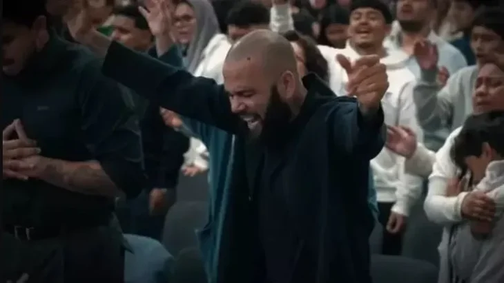 Vídeo: Daniel Alves reaparece como pregador em igreja após prisão
