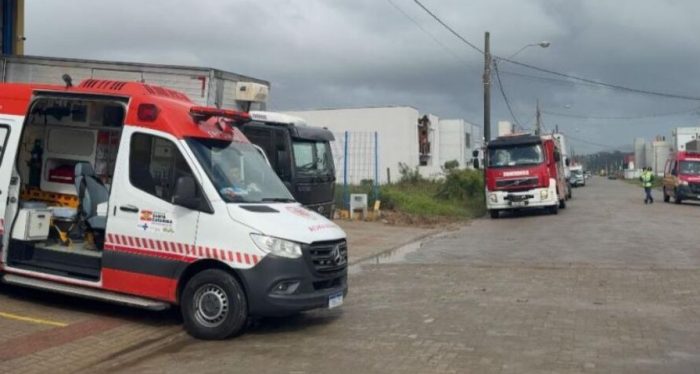 Trabalhador morre ao ser prensado por caminhão contra a parede