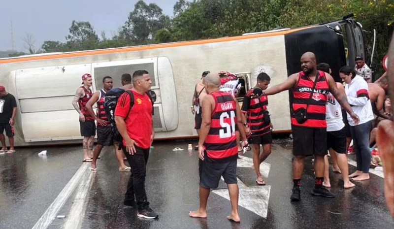 Vídeo: acidente com ônibus da torcida do Flamengo deixa feridos graves