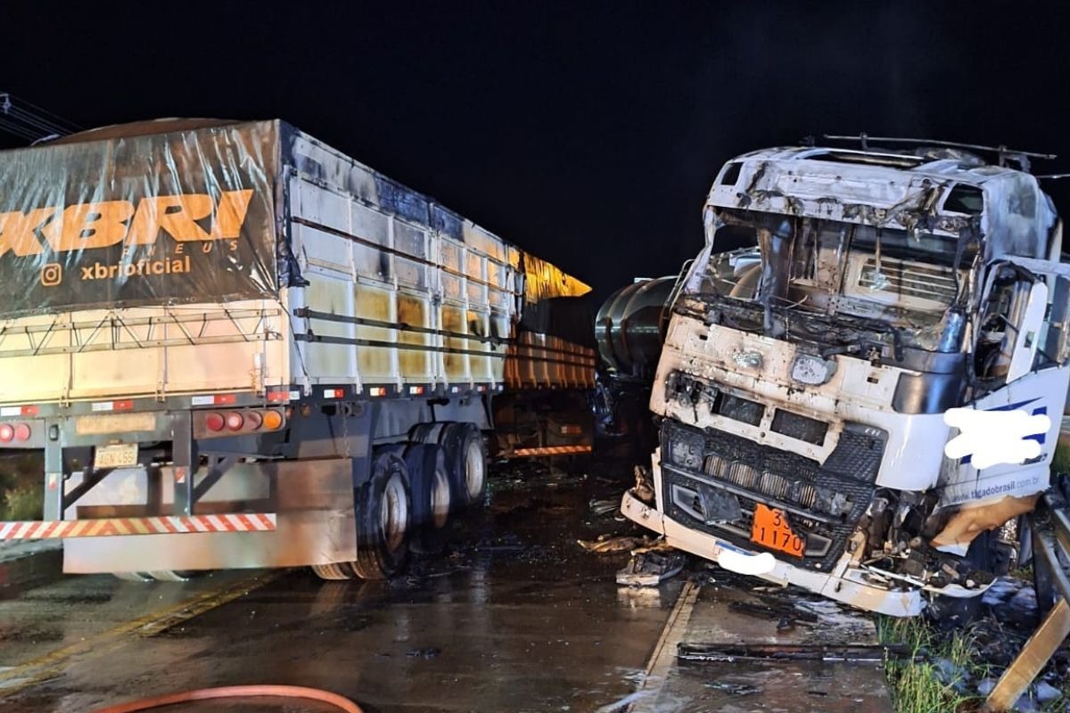 Vídeo: carreta com 48 mil litros de etanol pega fogo após acidente em rodovia