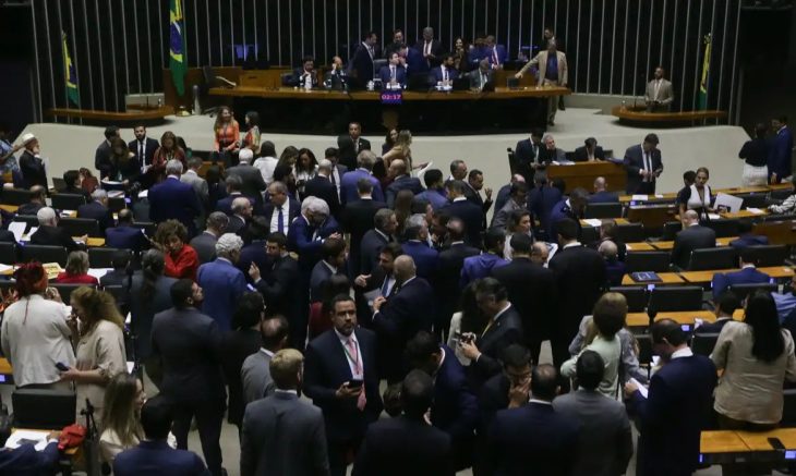 Isenção do IR para quem ganha até R$ 5 mil é aprovada na Câmara
