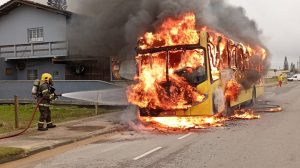 Ônibus escolar que transportava crianças pega fogo e fica destruído