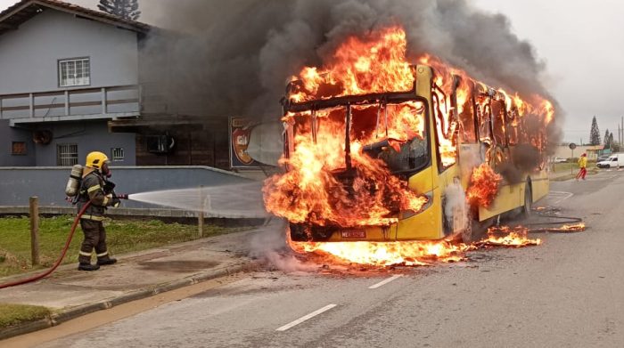 Ônibus escolar que transportava crianças pega fogo e fica destruído