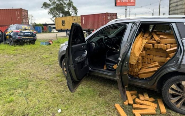 Vídeo: PRF apreende mais de uma tonelada de maconha em carro roubado