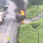 Vídeo: carreta que transportava milho pega fogo na BR-376