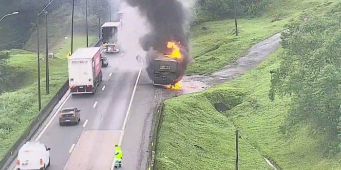 Vídeo: carreta que transportava milho pega fogo na BR-376