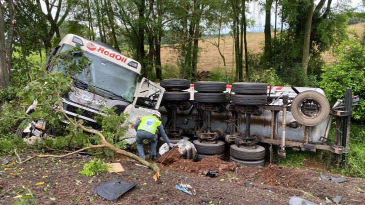 Vídeo: SC-157 é interditada após acidente com caminhões