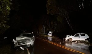 Vídeo: colisão entre quatro veículos deixa feridos na SC-416