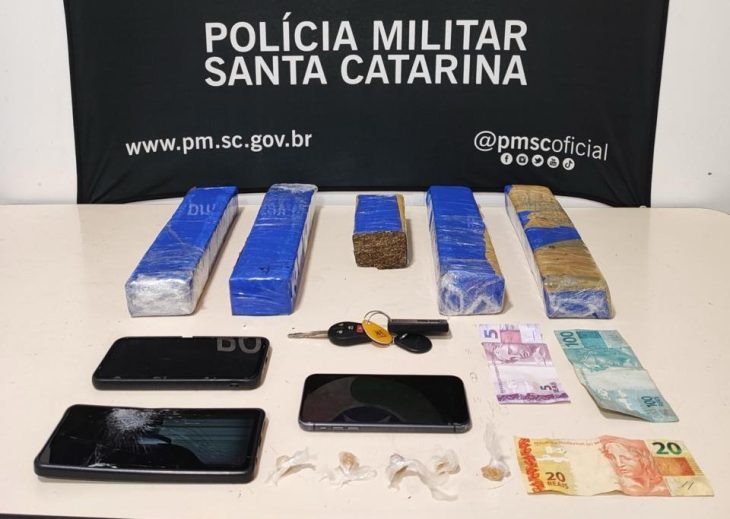 Homens são presos com crack e tabletes de maconha
