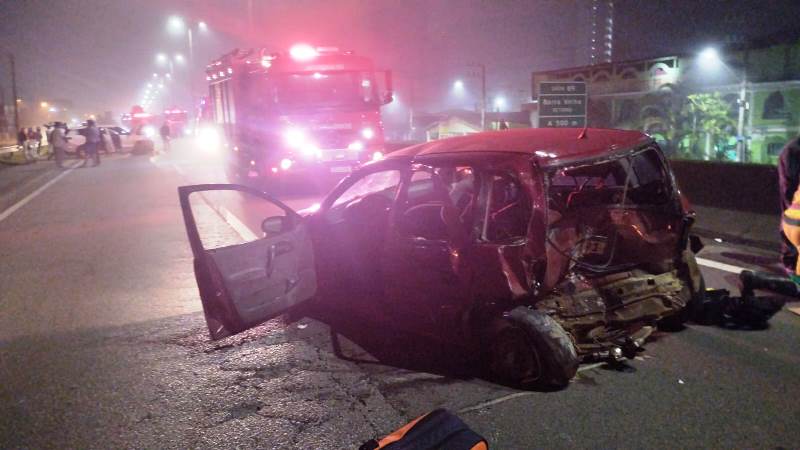 Acidente na BR-101 na madrugada deixa quatro pessoas feridas