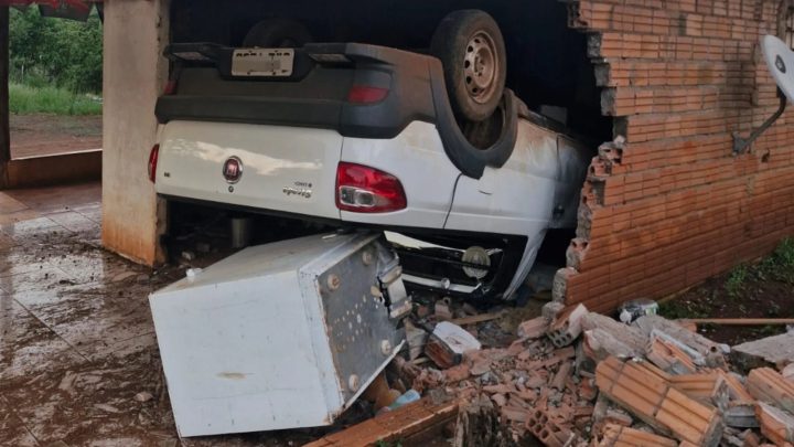 Ladrão capota carro furtado e acaba ferido e preso em SC