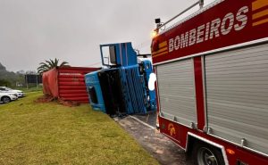 Tombamento de caminhão deixa feridos na Rodovia Ivo Silveira
