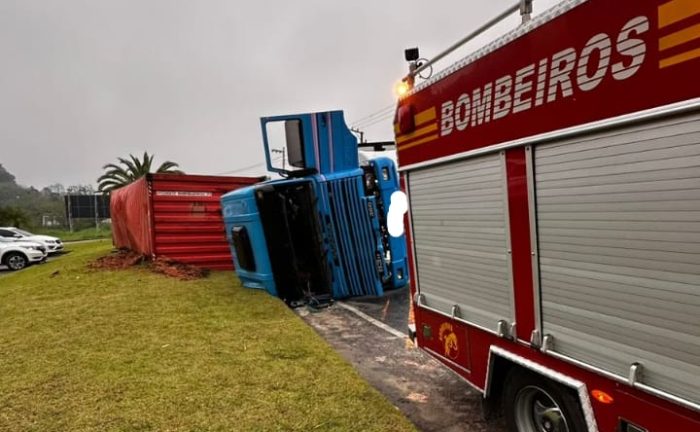 Tombamento de caminhão deixa feridos na Rodovia Ivo Silveira