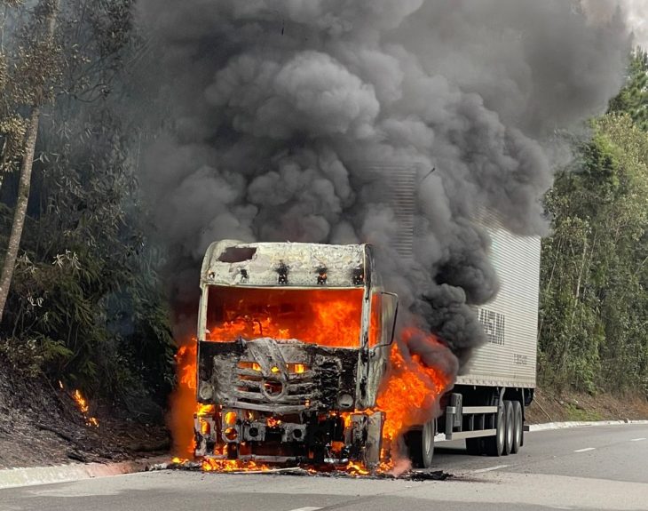Caminhão com carga pega fogo na BR-282 