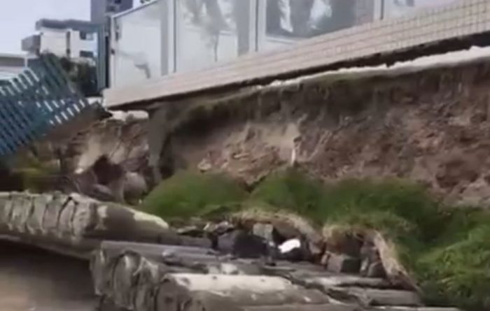 Vídeo: maré alta causa estragos em casas e postes em Florianópolis