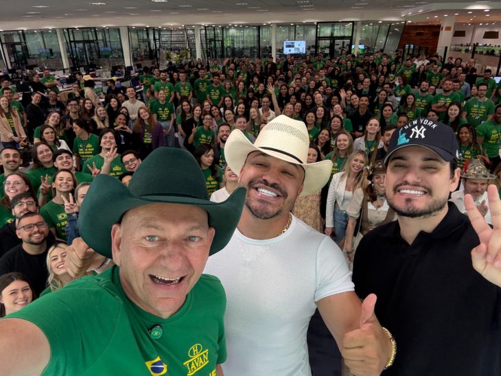 Luciano Hang recebe dupla Brenno e Matheus na Havan
