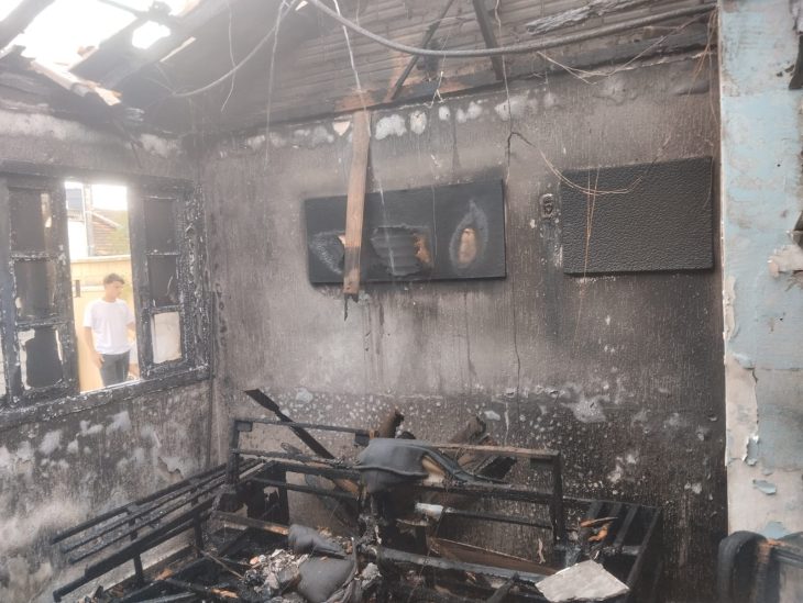 Incêndio destrói sala e atinge cozinha de residência