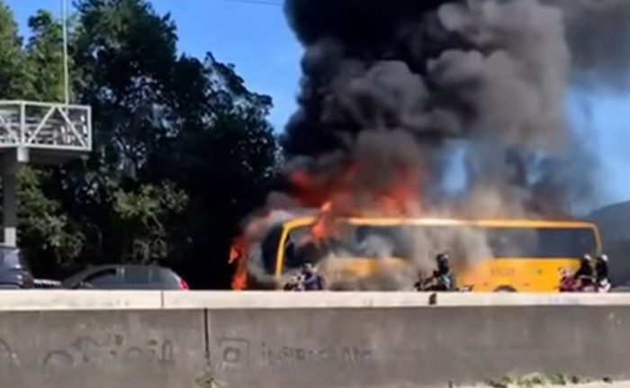 Vídeo: motociclista morre e ônibus pega fogo em grave colisão