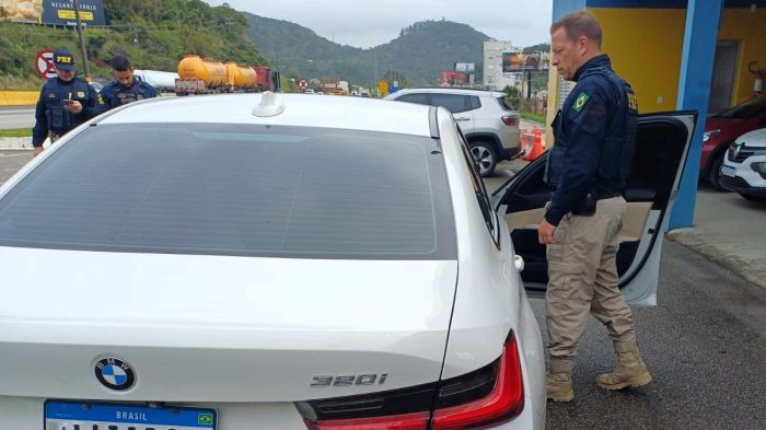 Homem furta carro de luxo no RS e é preso na BR-101 em Itapema