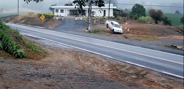 Vídeo: caminhonete sai da pista e motorista é lançado para fora do veículo em acidente