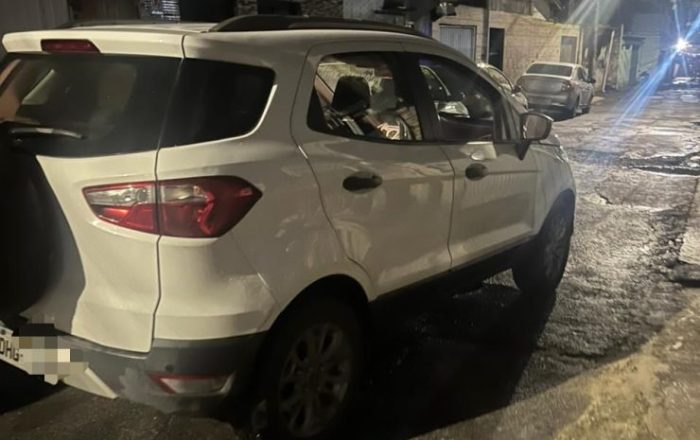 Perseguição termina com carro roubado abandonado em Itajaí