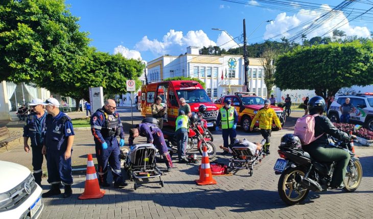 Colisão entre motos deixa duas pessoas feridas