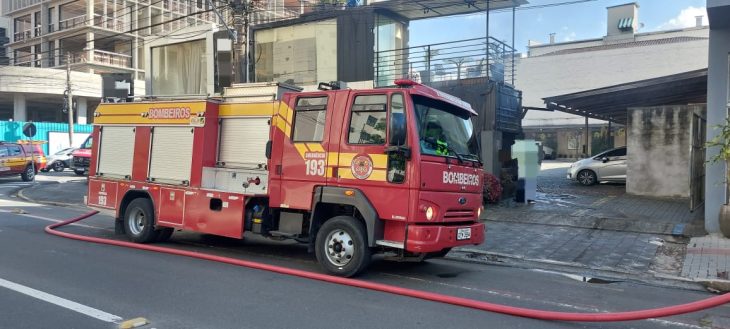 Vídeo: incêndio atinge cozinha e banheiro de prédio comercial 