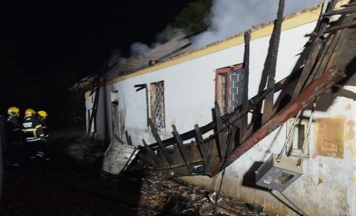 Agropecuária fica destruída após grande incêndio na madrugada
