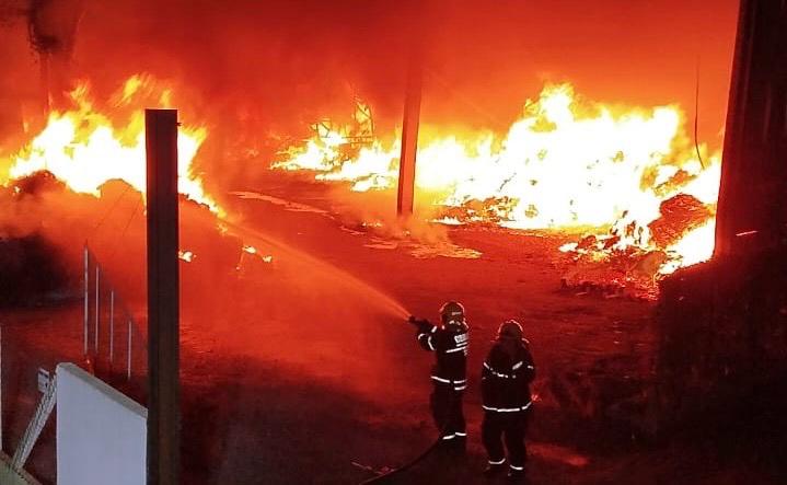Incêndio de grandes proporções mobiliza bombeiros de sete cidades
