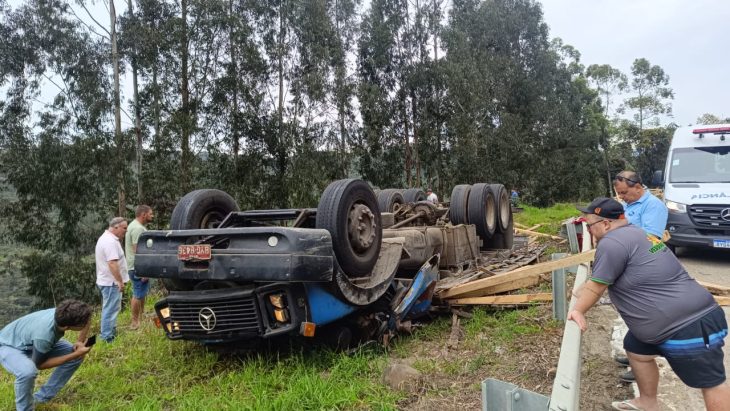 Motorista morre após caminhão capotar na BR-282