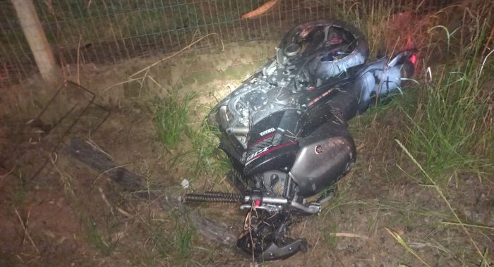 Jovens ficam em estado grave após condutor perder controle da moto e colidir em cerca