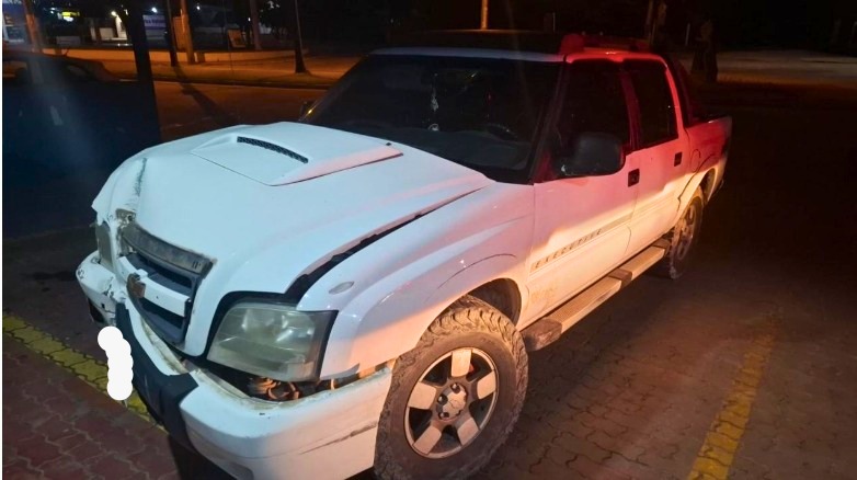 Vídeo: motorista bate em poste, derruba placa e foge fazendo ‘zig zag’ em via pública