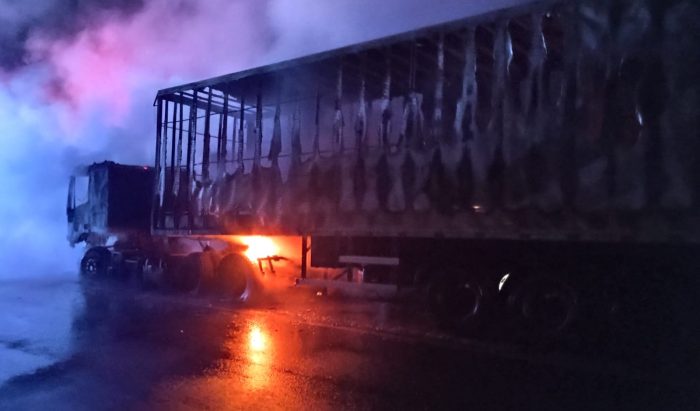 Caminhão pega fogo em rodovia e mobiliza os bombeiros