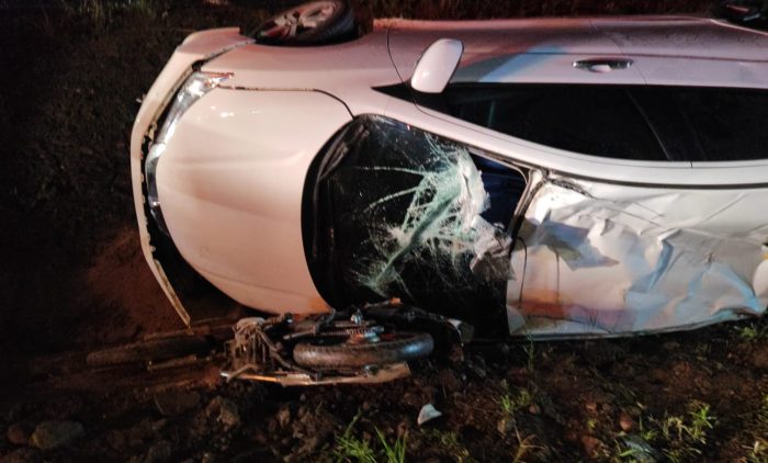 Motociclista é encaminhada ao hospital após grave colisão na BR-470